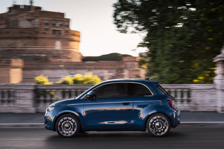 the 2024 fiat 500e is the urban ev we need