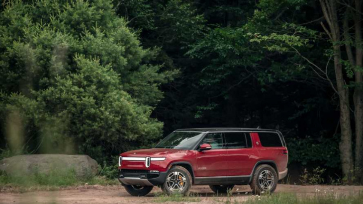 amazon, rivian pushes back r2 platform to 2026, has 114,000 r1 preorders