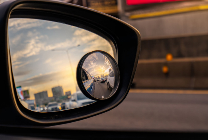 how to, don’t get blindsided by your car’s blind spots: here’s how to minimize them
