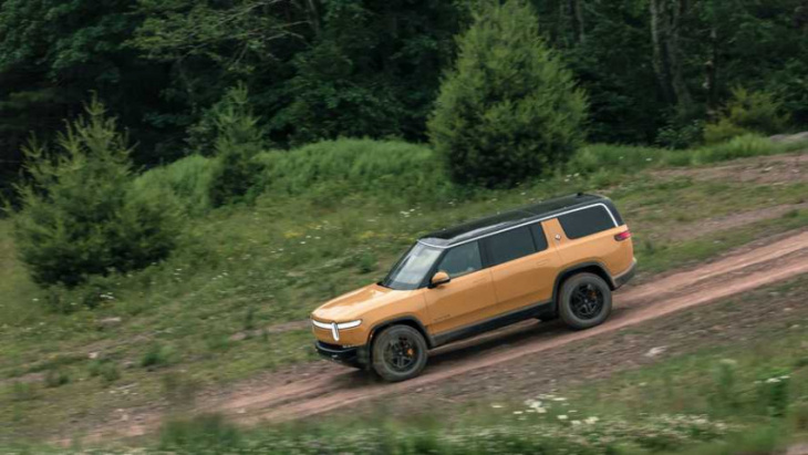 watch rivian r1s tow 5,000 pounds: how much range will it lose?