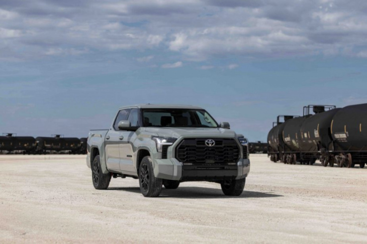 what do the toyota tundra’s sr and sr5 trim levels stand for?