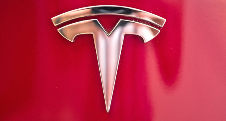 police: “no information” on whether man arrested near tesla store tied to antifa