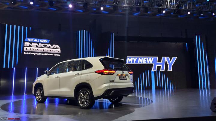 android, toyota innova hycross: variant-wise features list