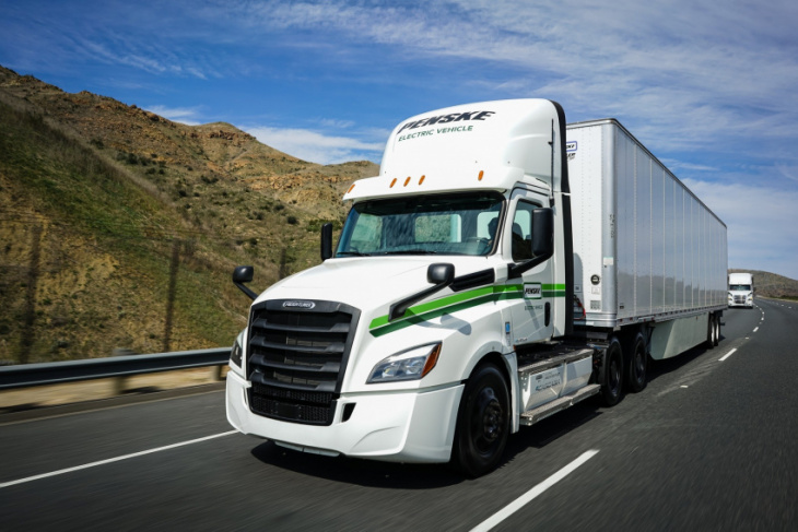 daimler begins deliveries of all-electric freightliner ecascadia semi