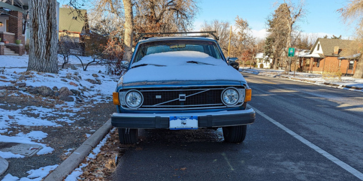 1974 volvo 144 gl is down on the denver street