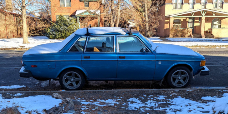 1974 volvo 144 gl is down on the denver street
