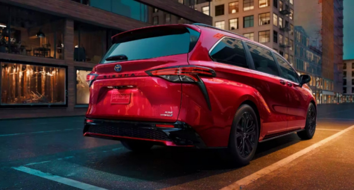 does the 2023 toyota sienna get better gas mileage than a honda civic?