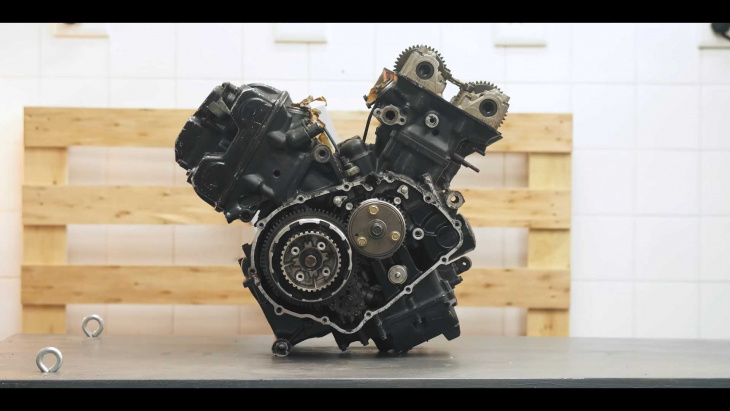 watch a guy turn a honda vfr400 engine into a coffee table