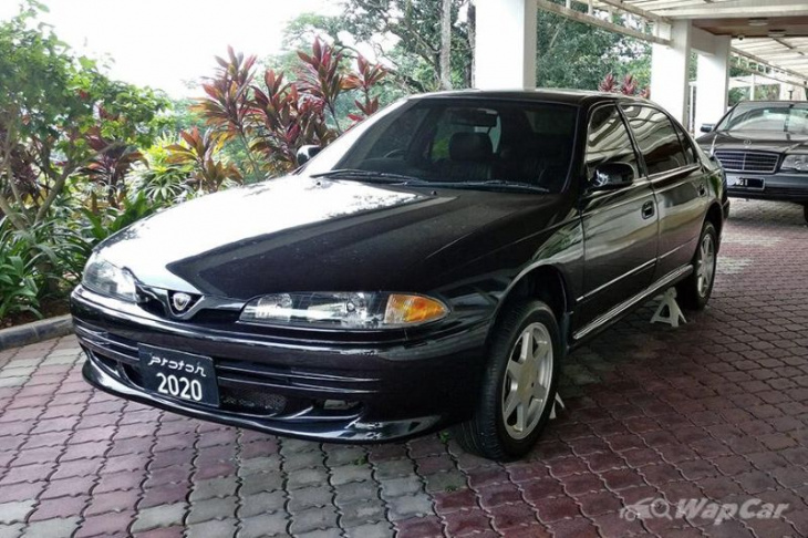 pm anwar's official car turns out to be a proton perdana limousine, not a black camry