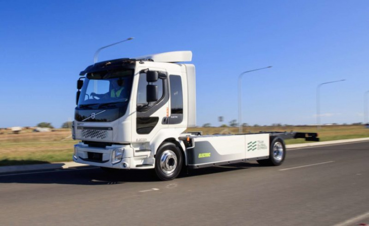 express freight giant makes biggest order for electric trucks in australia