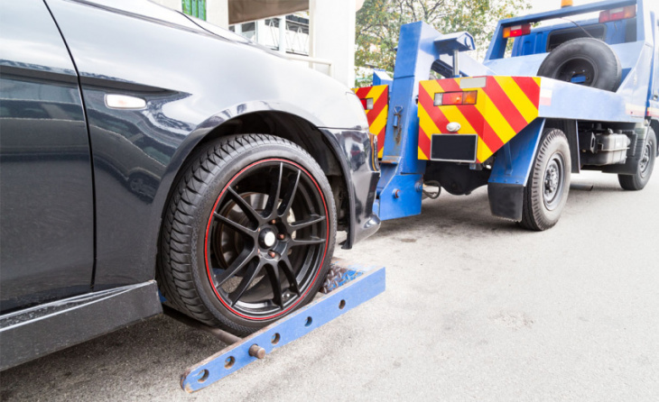 what to do if your tyre explodes while driving