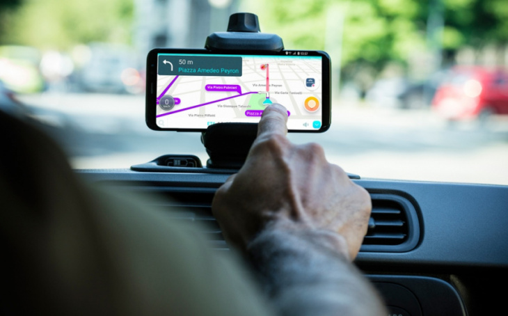 android, renault integrates waze navigation app into its multimedia systems