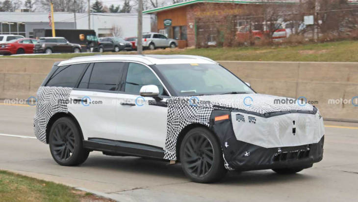 lincoln aviator refresh spied for the first time, hides corsair style