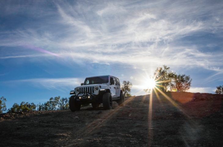 4 advantages the jeep wrangler has over the ford bronco