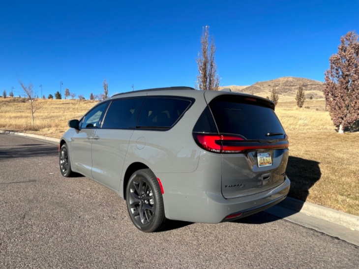 2022 chrysler pacifica: the hybrid version is the better way to go 