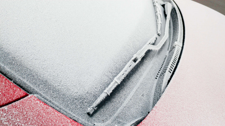how to, how to protect the windscreen wipers on a frozen car