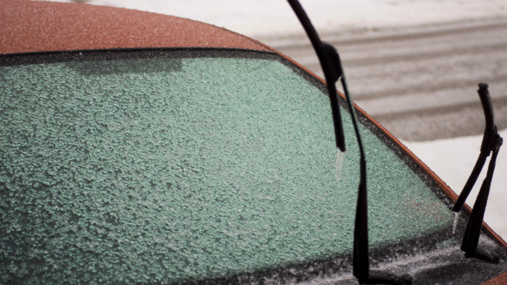 how to, how to protect the windscreen wipers on a frozen car