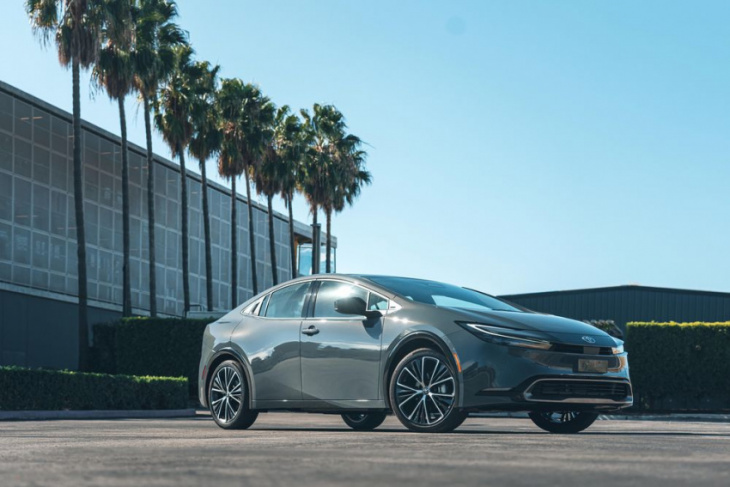 view photos of the 2023 toyota prius limited fwd