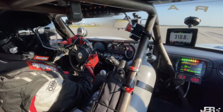 watch this ford gt hit an incredible 310 mph in the standing mile