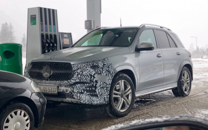 we caught the refreshed 2024 mercedes-benz gle with slight camo
