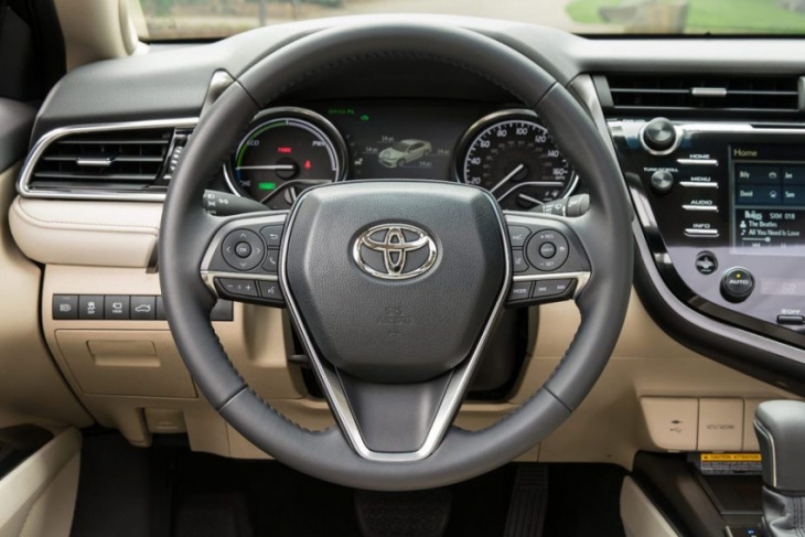 which used toyota camry gets the best gas mileage?