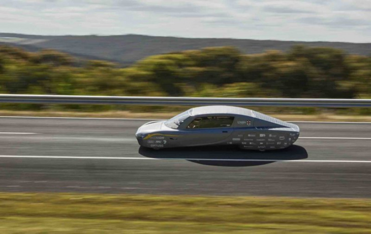 australian students break world solar-powered car record in 12-hr, 1000km dash