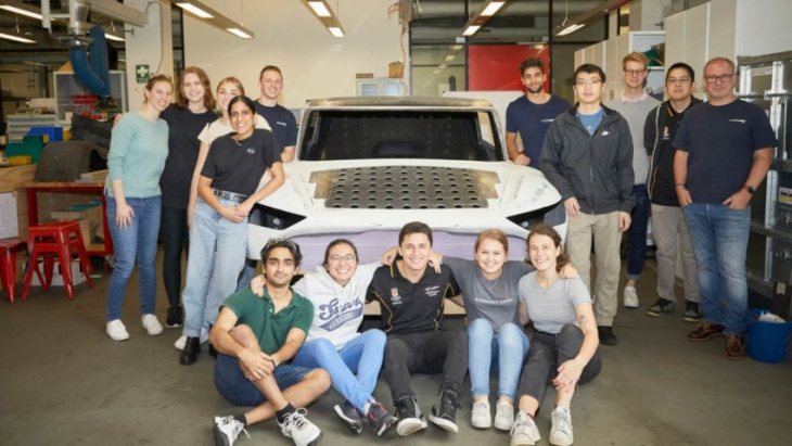 australian students break world solar-powered car record in 12-hr, 1000km dash