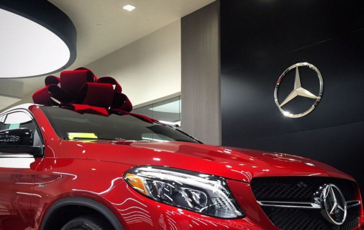 meet the person behind those big red bows for cars