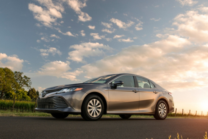how many miles will a toyota camry hybrid last?