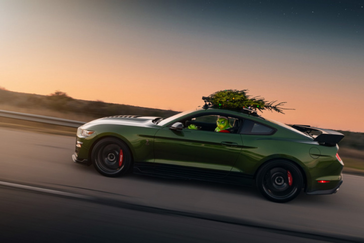 video: hennessey venom 1000 goes 300km/h with christmas tree on its roof