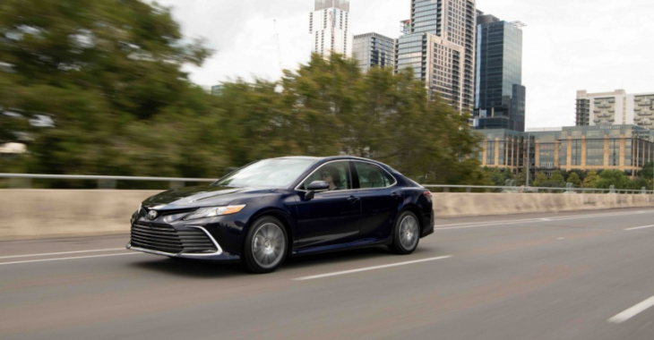 does the toyota camry last longer than the honda accord?