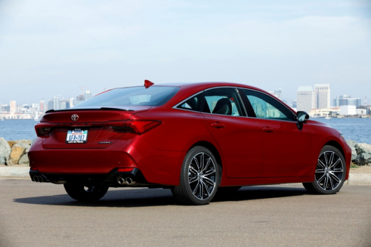 does the toyota camry last longer than the honda accord?