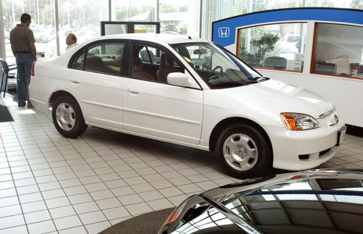3 ways the 2003 honda civic hybrid is worse than its gas-powered model