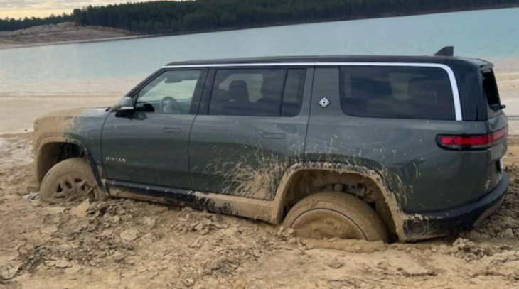 the internet is in a tizzy about this abandoned rivian r1s