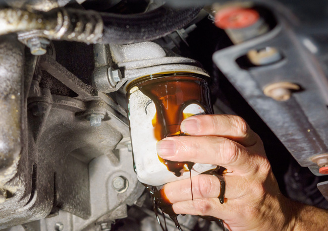 how to remove a stuck oil filter
