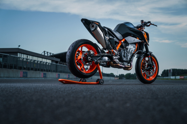 new ktm 890 duke r: the mean middleweight machine gets more