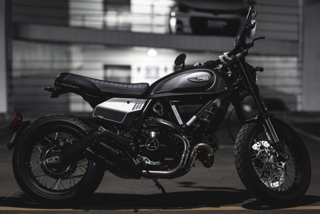 2021 ducati scrambler nightshift: a classic gets a stealthy makeover
