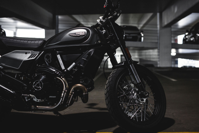 2021 ducati scrambler nightshift: a classic gets a stealthy makeover