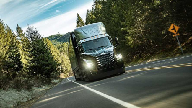 schneider orders nearly 100 freightliner ecascadia electric semis