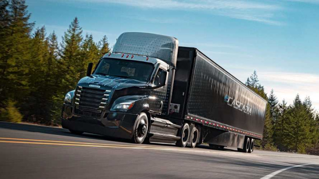 schneider orders nearly 100 freightliner ecascadia electric semis