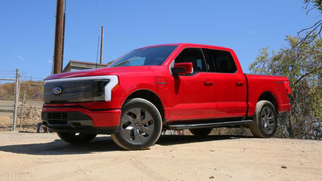ford f-150 lightning wins motortrend 2023 truck of the year award