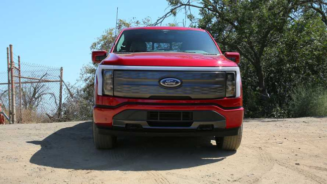 ford f-150 lightning wins motortrend 2023 truck of the year award