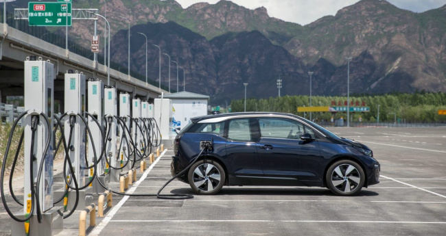electric vehicles, features, highlight, mobility, gm, hyundai, and honda experts on lithium-metal batteries and us-china supply chain decoupling