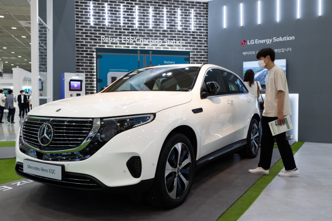 chinese electric-car buyers opt for cheaper models as gloomy economic outlook takes toll on sales