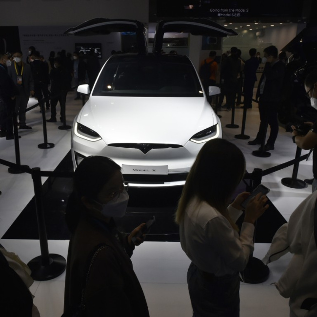 tesla offers us$859 discount to chinese buyers to drum up sales amid a slowing economy