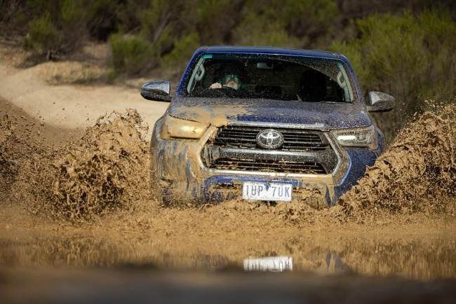 ford, ranger, toyota, hilux, car reviews, car comparisons, dual cab, 4x4 offroad cars, tradie cars, ford ranger v toyota hilux 2022 comparison