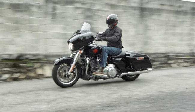 autos harley davidson, what it's like to ride the harley-davidson electra glide