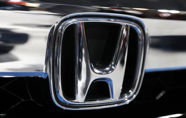 autos honda, honda to recall 200,000 hybrid vehicles made in china