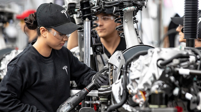 Tesla employee headcount balloons in 2022, countering tech sector layoffs