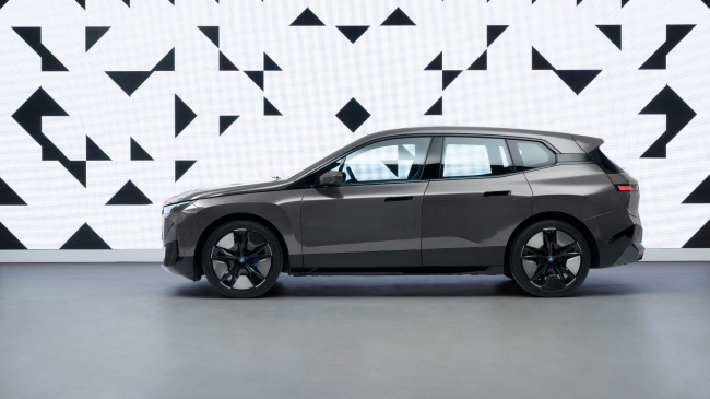 ces 2022: bmw reveals exterior colour-changing car technology